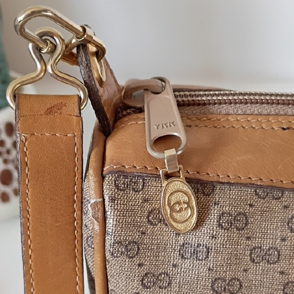 Vintage Gucci Micro GG brown coated canvas crossbody camera bag - Picture 4 of 17